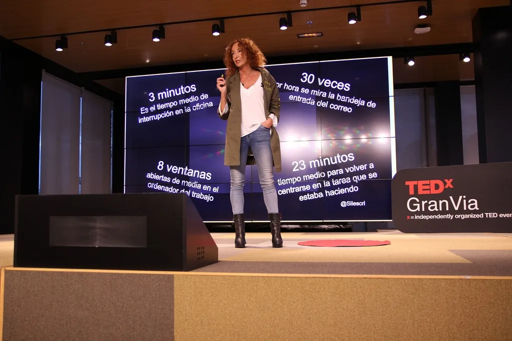Silvia Escribano en el escenario TEDx Gran Vía — Alíate con tu mente, construye tu futuro